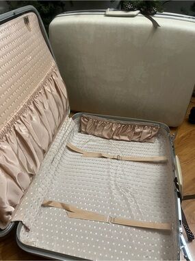 Vintage Samsonite cream satin-lined suitcase. In good condition. 2 pc set.
